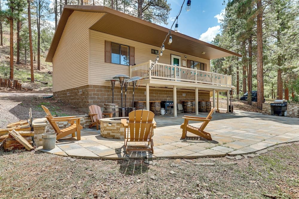Peaceful Nutrioso Cabin Retreat w/ Mountain Views!