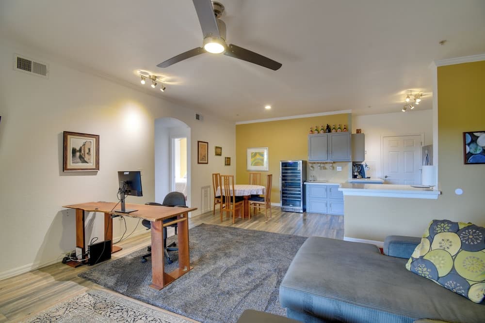 'red Rox' Phoenix Condo w/ Patio ~ 3 Mi to Airport