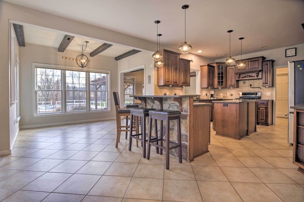 Pool & Furnished Patio: Group Getaway in Hershey