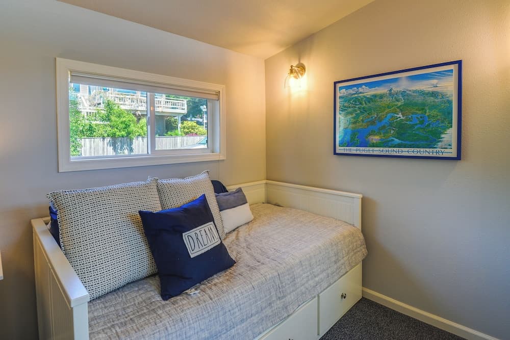 Waterfront Hood Canal Cottage: Steps to the Beach!