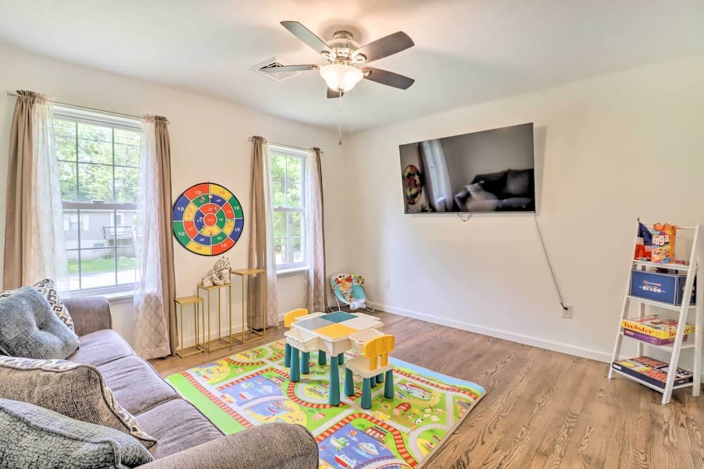 Gorgeous Pocono Summit Retreat w/ Deck & Hot Tub!