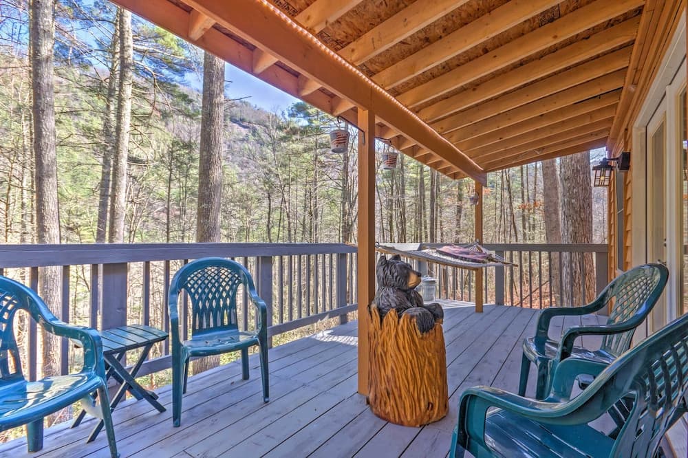 Highlands Cabin w/ Forest Views < 4 Mi to Cashiers