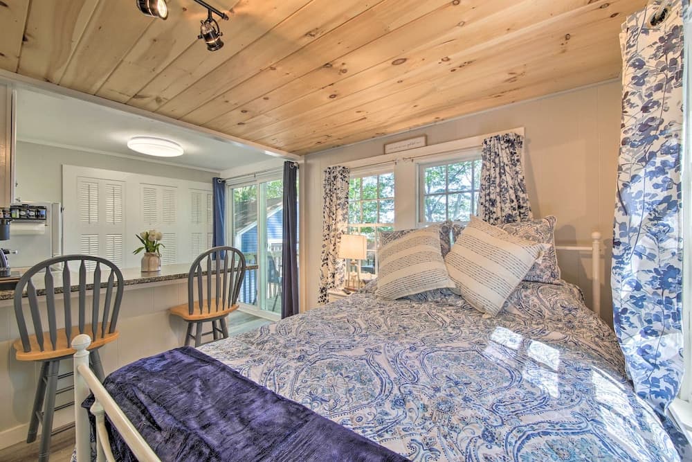 Lush Edgecomb Studio Cottage w/ Fire Table!