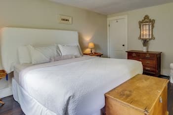 Charming Home < 2 Mi to Downtown Hendersonville!