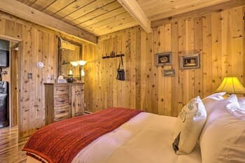 High-altitude Cabin w/ Deck + Panoramic Views