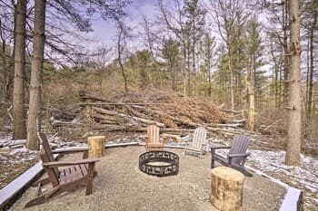 Quiet Pines Cabin w/ Hot Tub & Fishing Pond!