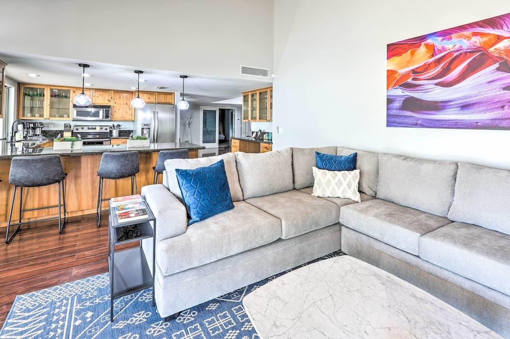 Luxe Desert Home w/ Heated Pool: 3 Mi to Kierland!