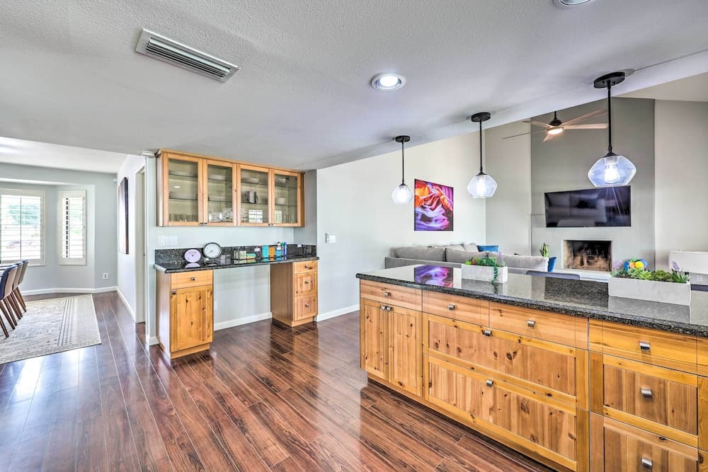 Luxe Desert Home w/ Heated Pool: 3 Mi to Kierland!