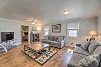 Harkers Island Home With Porch ~ 1 Mi to Marina!