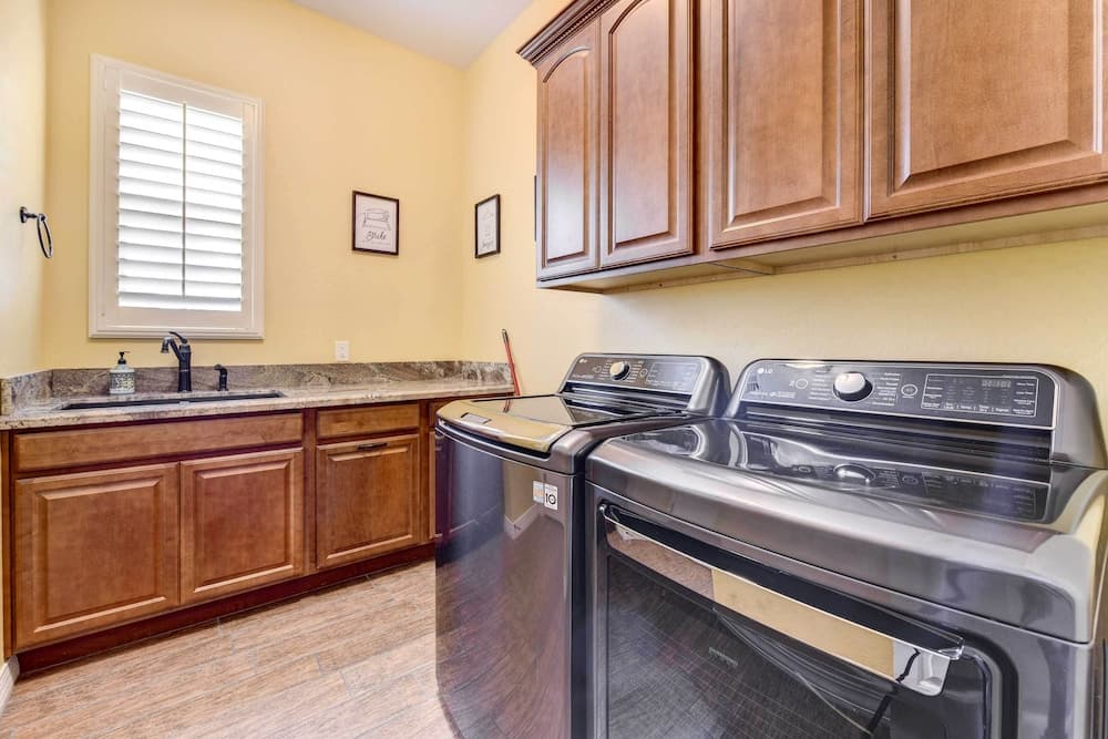 Pool, BBQ & Bar: Family Home in Queen Creek