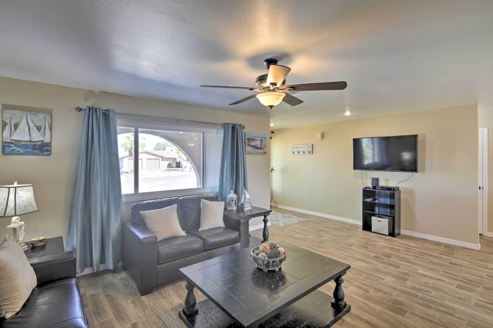 < 3 Mi to Lake Havasu: Home w/ Patio & Grill!