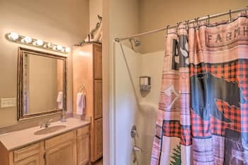 Luxury Greers Ferry Cabin w/ Large Deck & Fire Pit