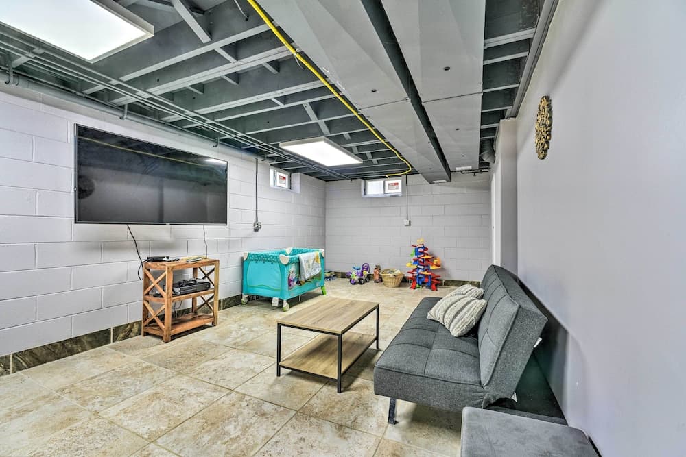 Dearborn Heights Home ~ 16 Mi to Downtown Detroit!