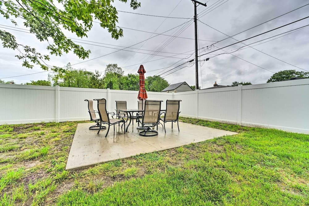 Dearborn Heights Home ~ 16 Mi to Downtown Detroit!