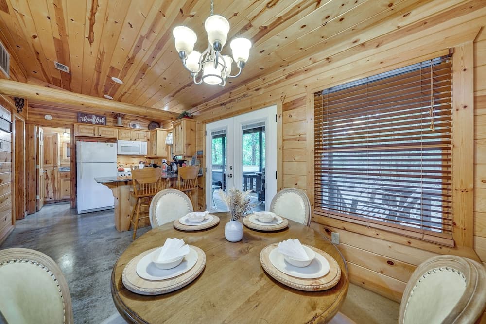 Hot Tub & Deck: Broken Bow 'azalea House'