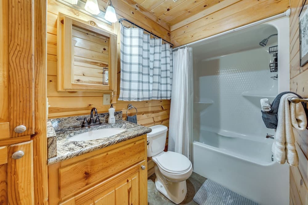 Hot Tub & Deck: Broken Bow 'azalea House'