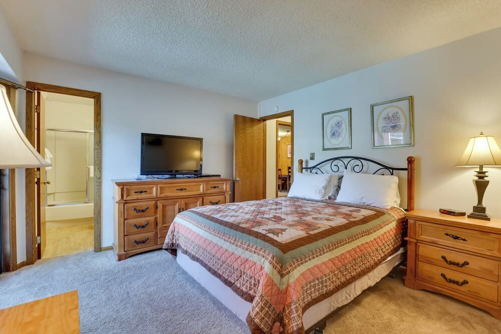 Mtn Condo w/ Ski Locker & Pools - 3 Mi to Resort!