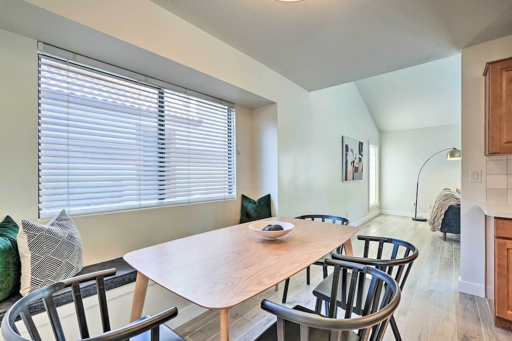 Private Pool, Gas Grill: Chic Glendale Home!