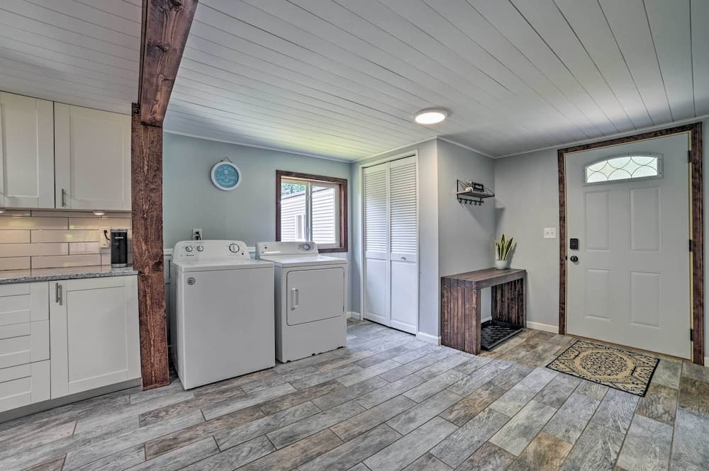 Prudenville Retreat w/ Yard ~ 1 Mi to Lake!