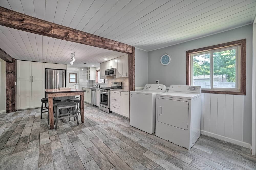 Prudenville Retreat w/ Yard ~ 1 Mi to Lake!