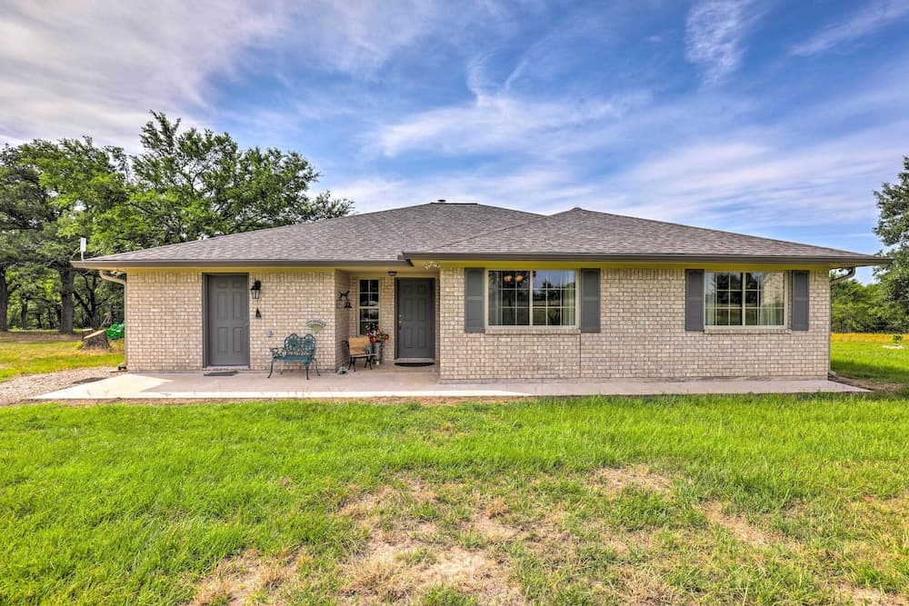 Charming Cameron Farm Retreat ~ 41 Mi to Tamu