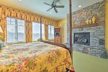 Lavish Mountaintop Lodge w/ Hot Tub & Sunroom