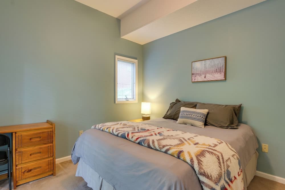 Spacious Mcgaheysville Home: Hot Tub & Pool Table!