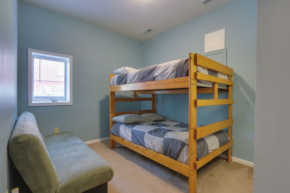 Spacious Mcgaheysville Home: Hot Tub & Pool Table!