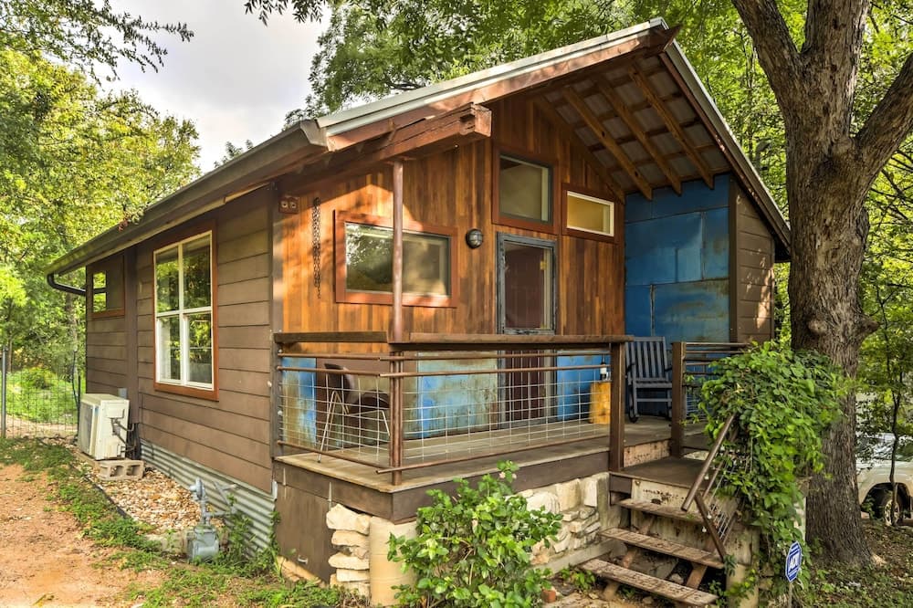 Chic East Austin Studio Bungalow w/ Spacious Yard!
