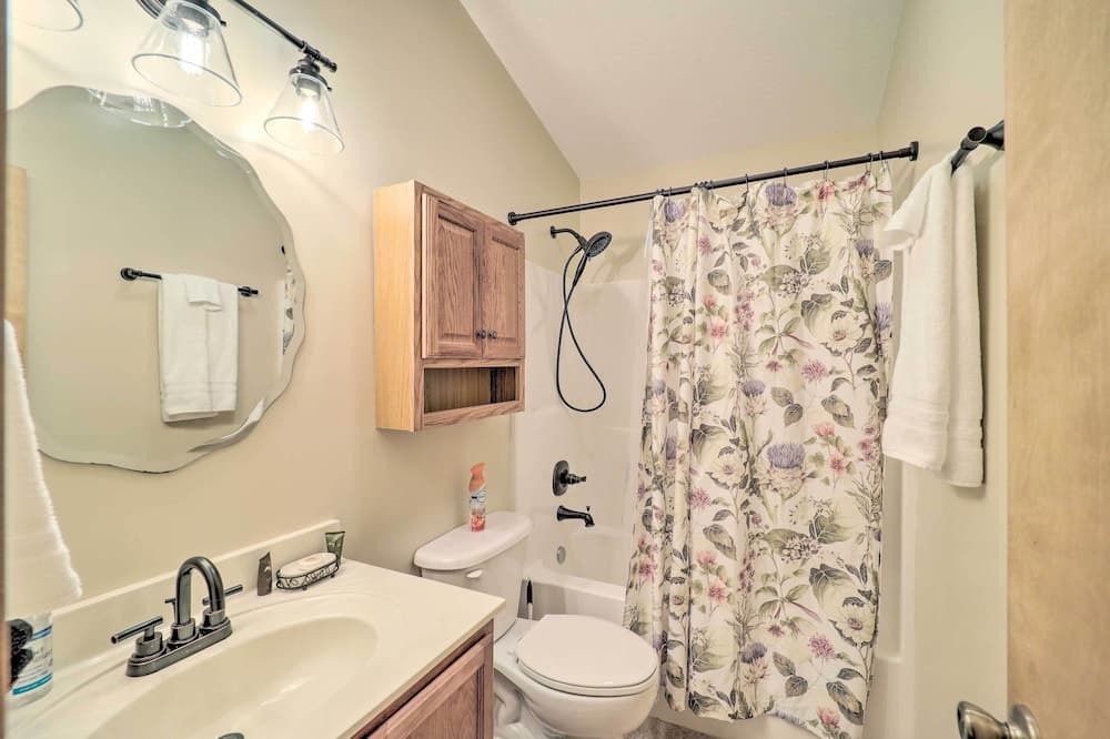 2 Mi to Beech Mtn: Family Retreat w/ Fire Pit