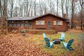 Pocono Cozy Ranch Home: Short Walk to Lake & Beach