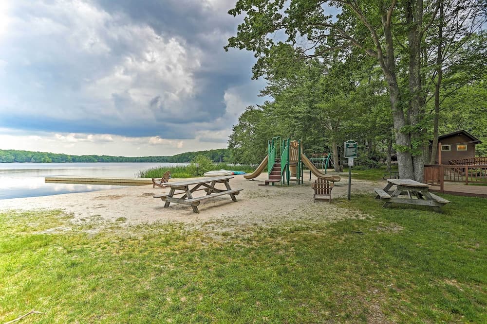 Cozy Poconos Ranch Home w/ Pool Access, Near Lake!