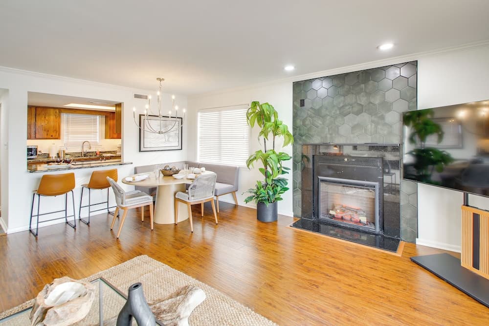 Sunset-view Resort Condo on Lake Hamilton!