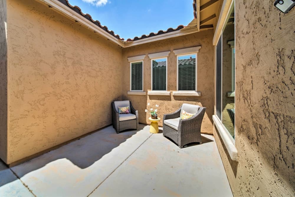 Hot Tub & Putting Green: Home in Surprise