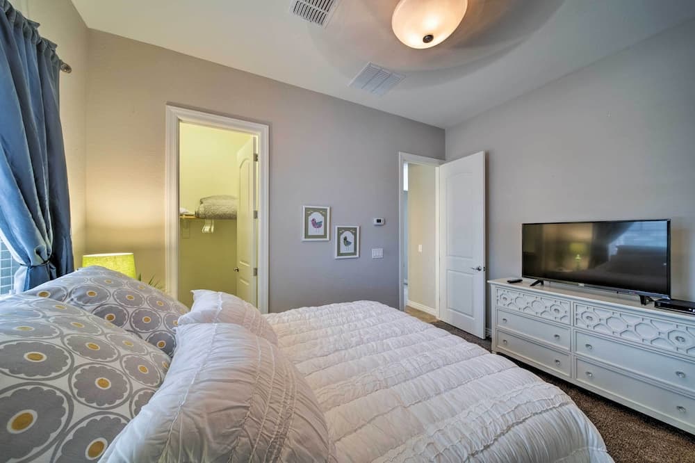 Hot Tub & Putting Green: Home in Surprise