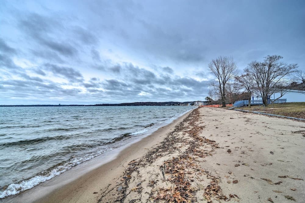 Centrally Located Traverse City Condo 1 Mi to Bay
