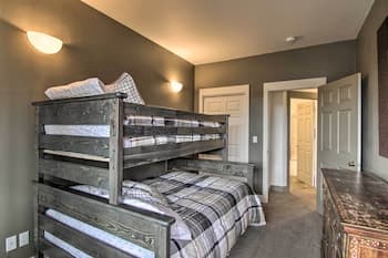 Ski-in/ski-out Condo w/ Hot Tub & Mtn Views!