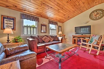 Cozy Apt w/ Hot Tub & Deck, 10 Mi to Stowe Resort!