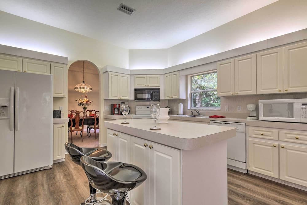 2 Mi to Golfing: Luxe House w/ Lanai + Pool