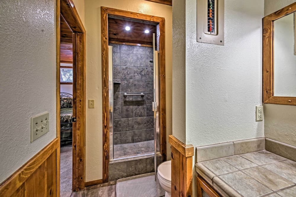 2 Decks & Game Room: Expansive Family Cabin