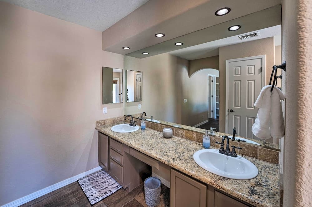 4 Mi to Lake Havasu: Home w/ Private Pool & Bbq!