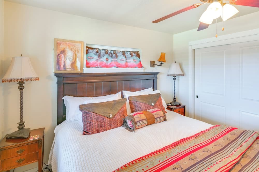 Walk to Main St! Ennis Townhome w/ Balcony