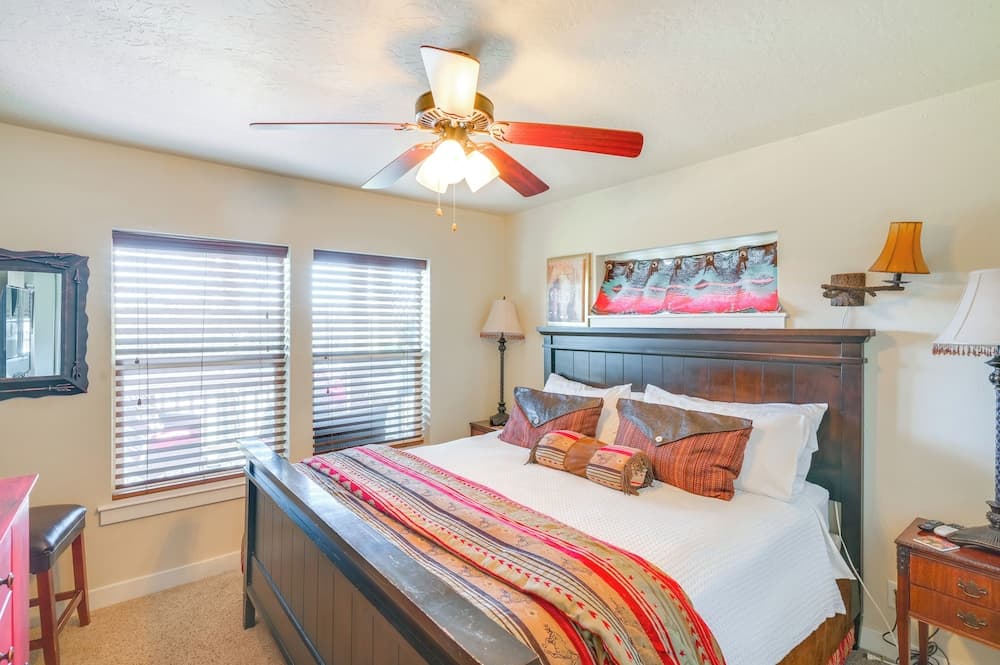 Walk to Main St! Ennis Townhome w/ Balcony