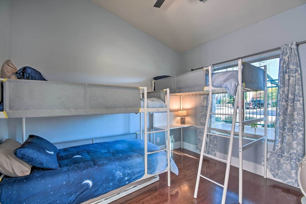 6 Mi to Downtown: Condo w/ Patio in Tempe!