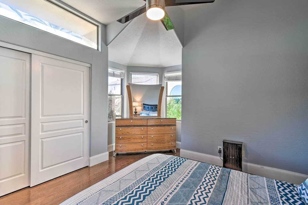 6 Mi to Downtown: Condo w/ Patio in Tempe!