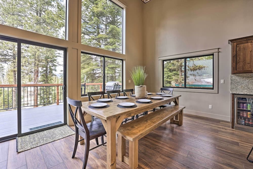 Sled Hill & Hot Tub Access: Mccall Family Cabin!