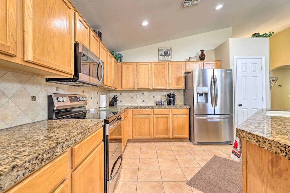 5 Mi to Golf Courses: Bbq-ready Surprise Home