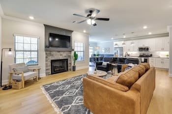 Biking Haven: Charming Bella Vista Home w/ Games!