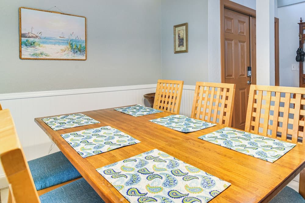 4 Mi to Beach: Sunny Seminole Home w/ Pool