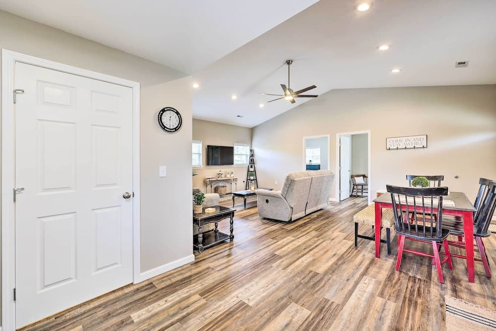 Eureka Springs Area Home w/ Porch, Grill!